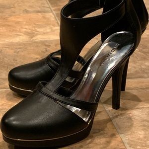 Andiamo black t-strap, platform heels, sz 9.